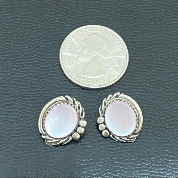 Vintage Unsigned Sterling Silver Pinkish Mother of Pearl Clip On Earrings 5.3g - Picture 5 of 12